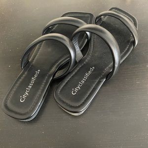 Strappy black flat sandals